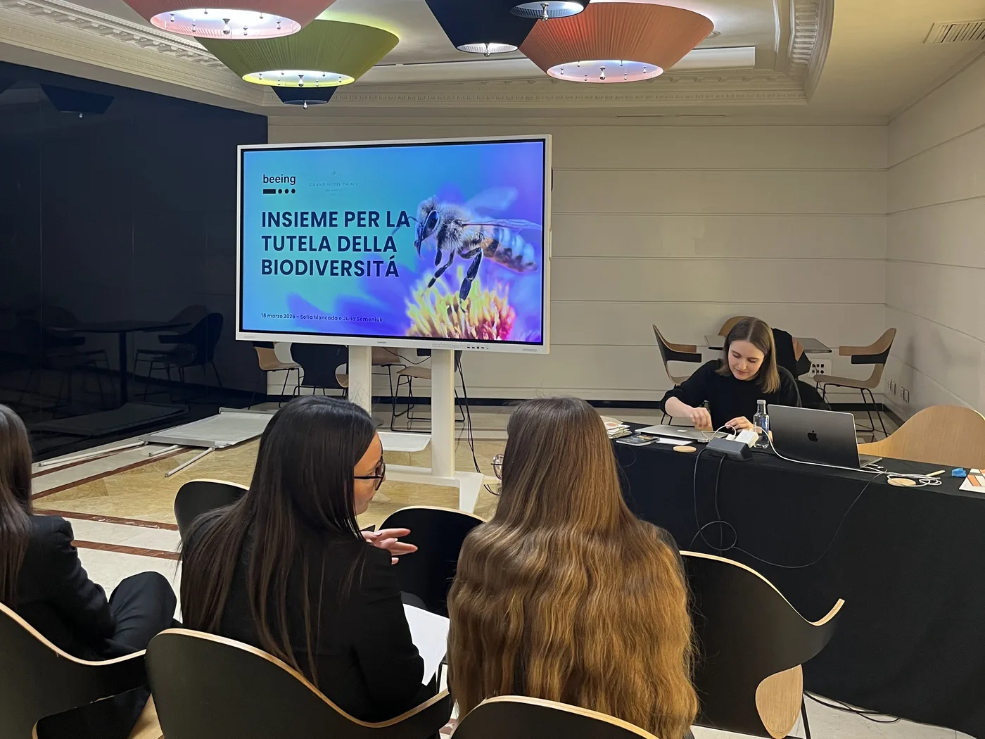 Formazione aziendale Beeing su sostenibilità e biodiversità: presentazione «Insieme per la tutela della biodiversità» davanti a un team