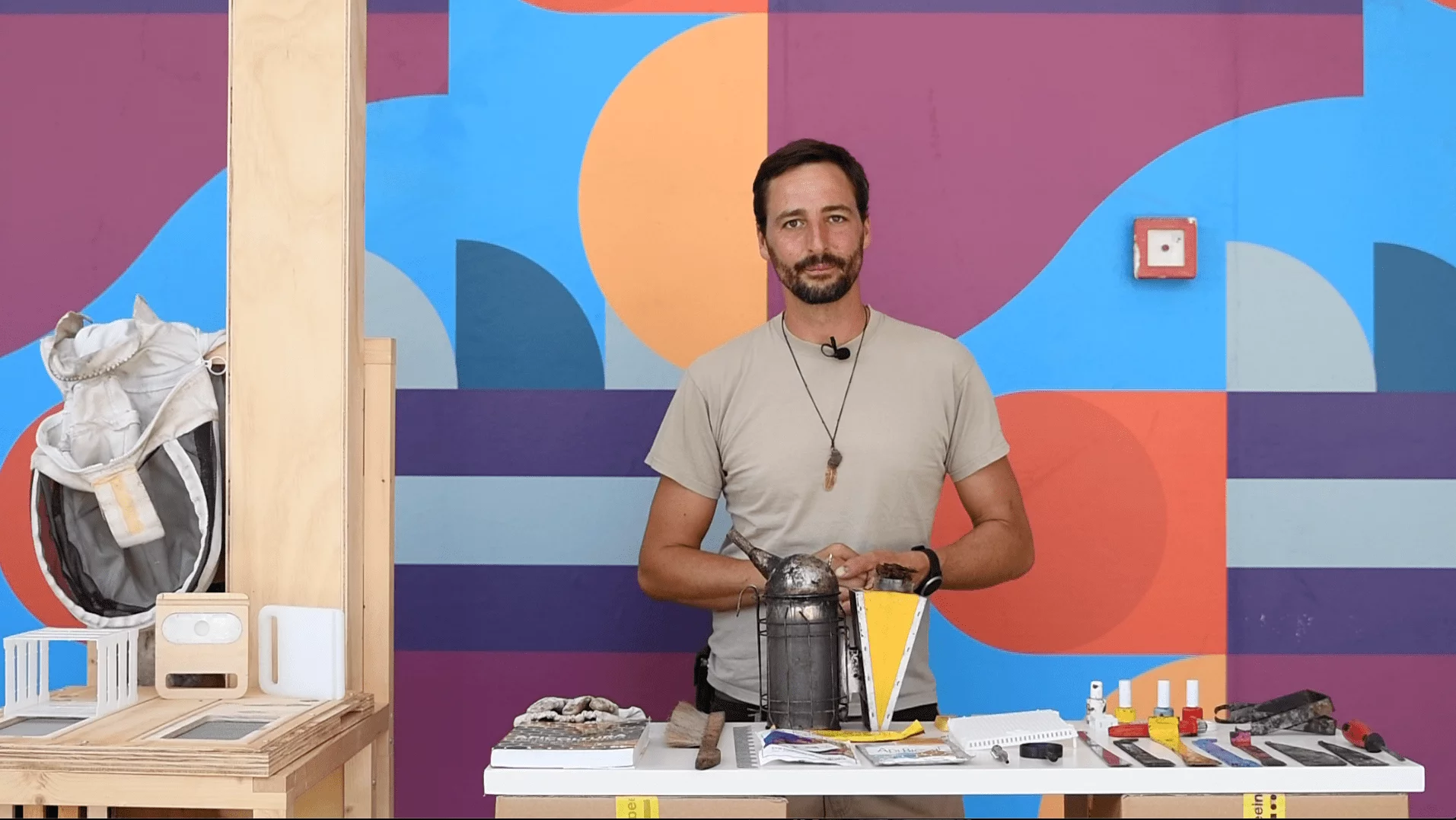 Apicoltore Beeing con affumicatore e attrezzi